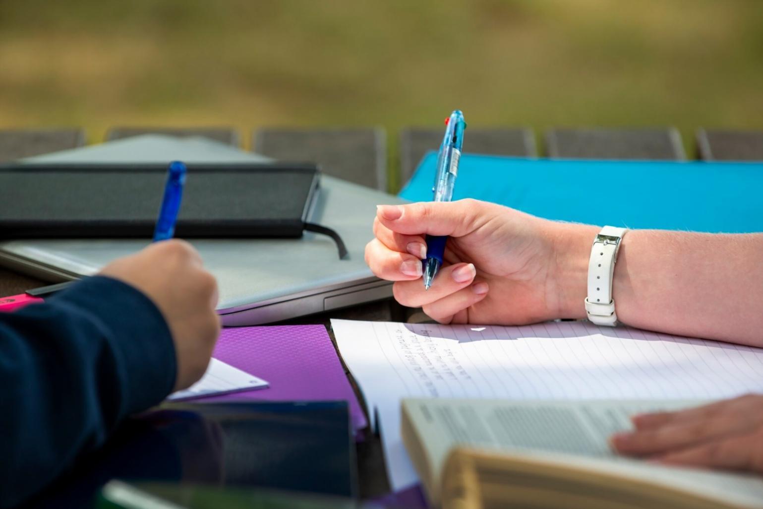 Estudante organizando cronograma de estudos online